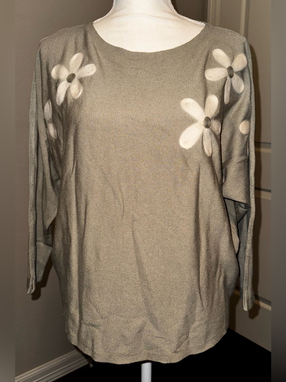 Aaeda Women's Flower Crewneck Sweater Olive Size Medium
